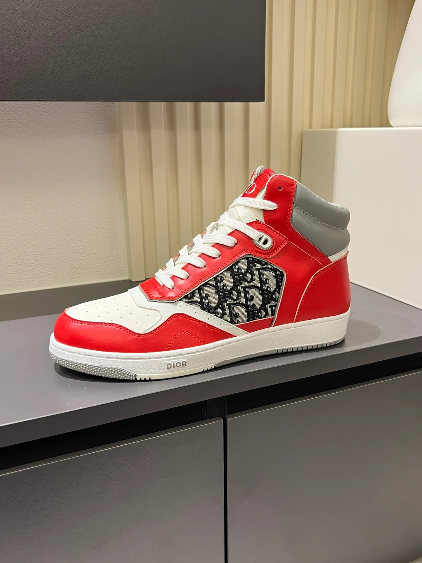 Men's shoes 💰p460 "Dio*" mid-top B27 casual sneakers. This B27 high-top sneaker is a new product in the series and continues Di*r's classic style. Crafted from gray and white smooth calf leather with beige and black Oblique print panels on the sides. The "CD Icon" shaped shoelace eyelets are clever and delicate, and the two-color rubber sole, rear collar and heel are all equipped with the brand's iconic details to enhance the style. Oblique printed straps at the ankle allow for an adjustable fit to complement the overall design. Fashionable and versatile, it can complement any look. Create an exquisite design with unique dynamic vitality and modern atmosphere, presented in low-top and high-top styles. This new must-have shoe adds a new dimension to Dior's archive heritage, embodying modern elegance. Purchase the original version and make it 1:1. If you need top quality, please come to me! Male 38-44!